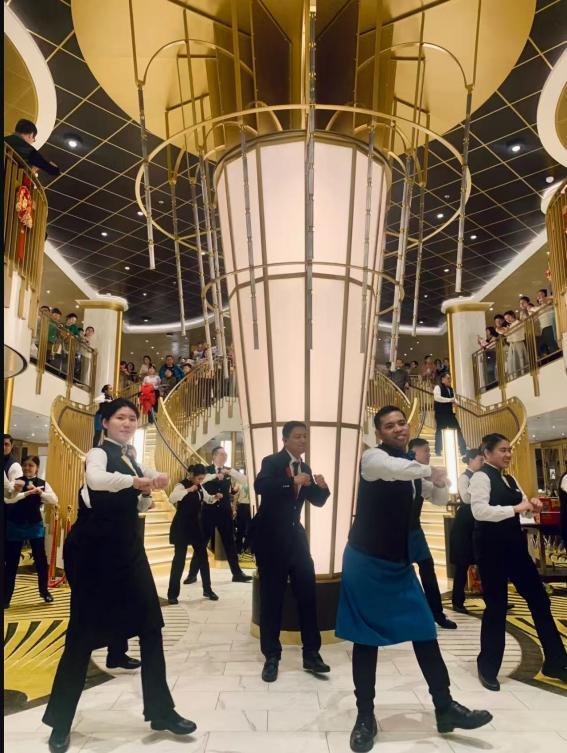 海洋光谱号员工跳舞