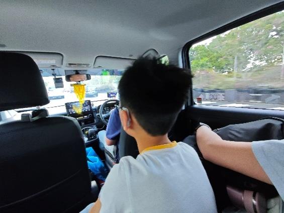 海洋赞礼号接机车