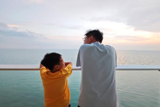 海洋赞礼号父子照