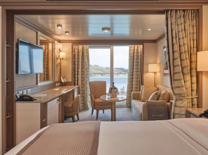 银海银月号邮轮经典阳台套房图片