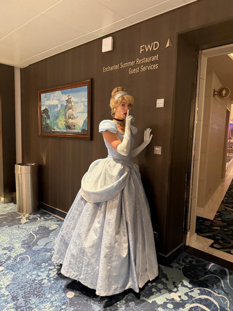 迪士尼探险号工作人员