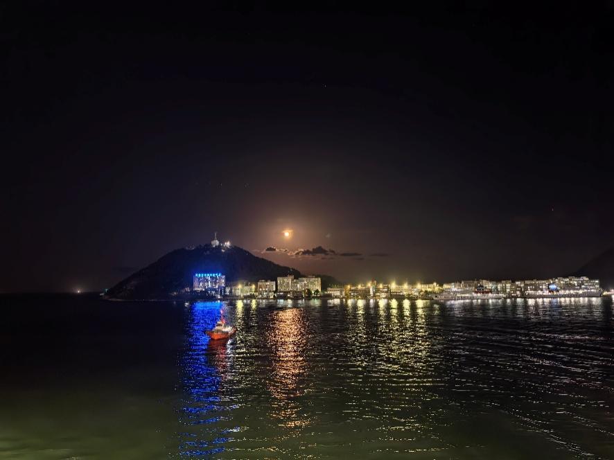爱达魔都号夜景