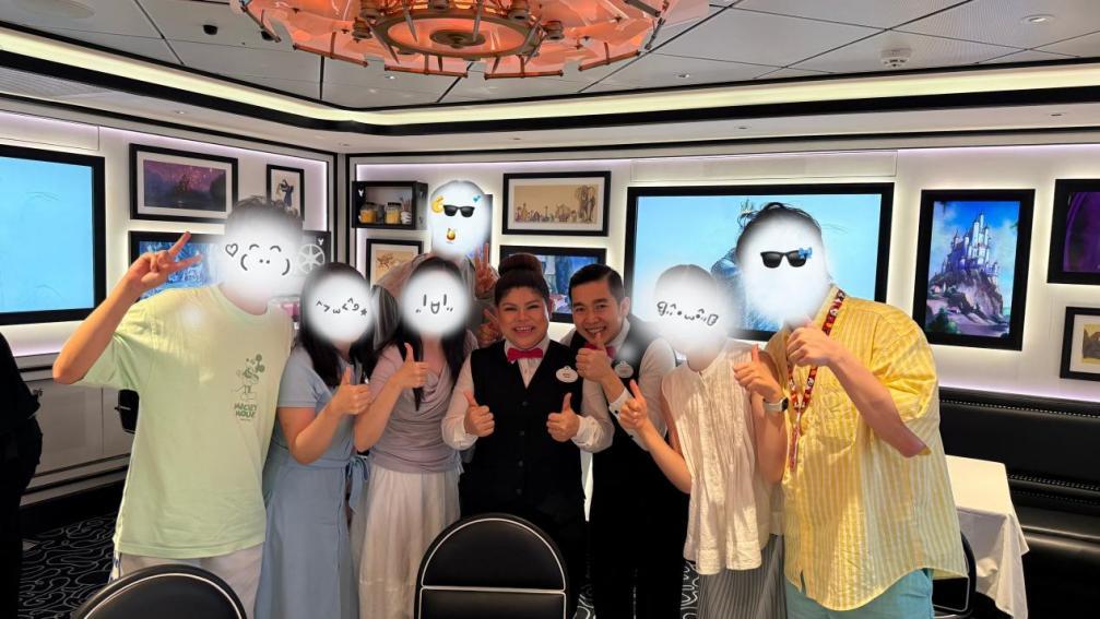 迪士尼探险号与工作人员合照