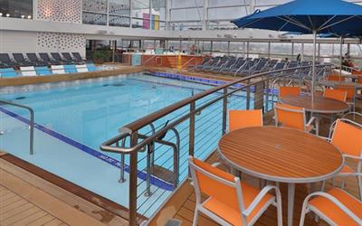 海洋光谱号邮轮室内泳池