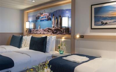 海洋胜利号三人舷窗房Triple Stateroom图片