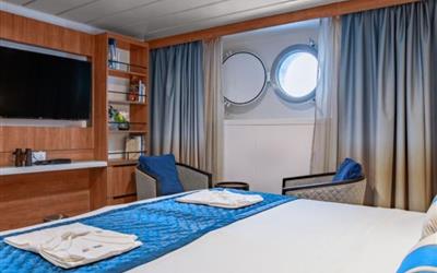 海洋胜利号双人舷窗房Albatros Stateroom图片